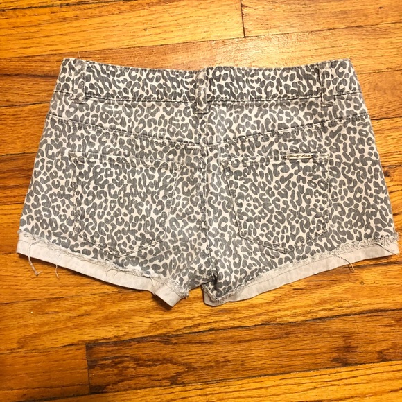 Cheetah print jean shorts - Picture 2 of 3
